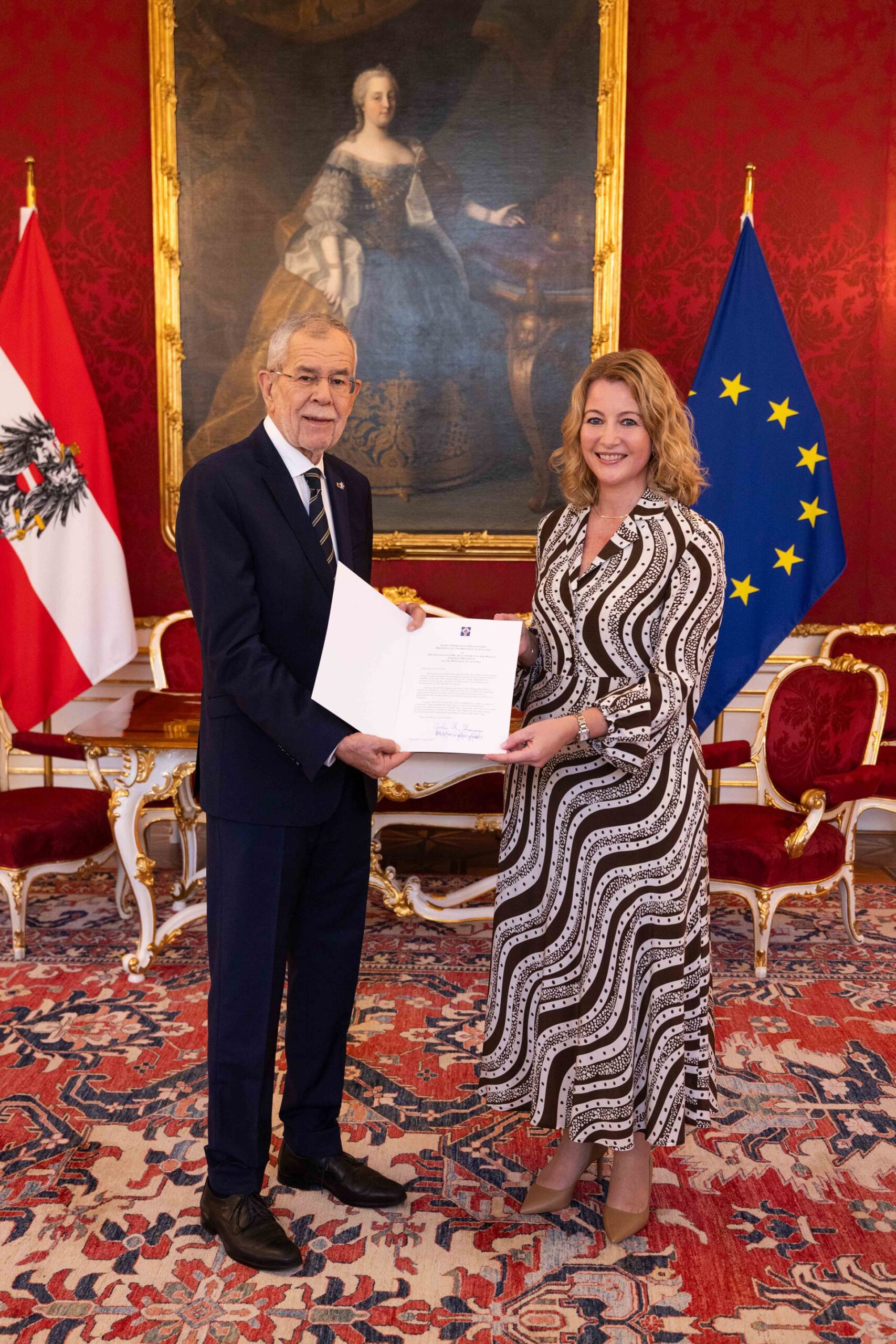 Der Botschafter überreichte dem österreichischen Präsidenten ein