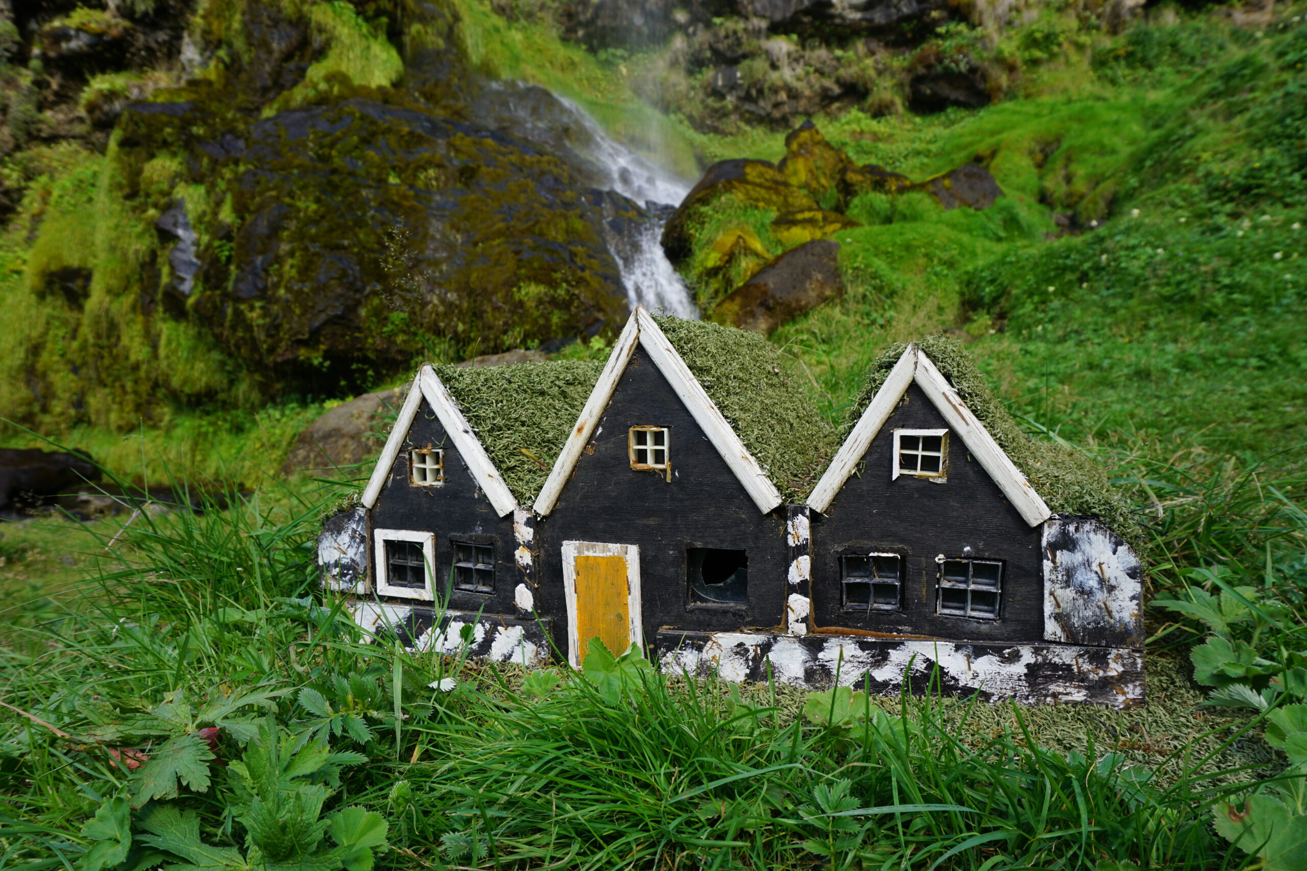 Þorsteinslundur: Versteckter Waldhain mit Wasserfall, Elfen und Geocache