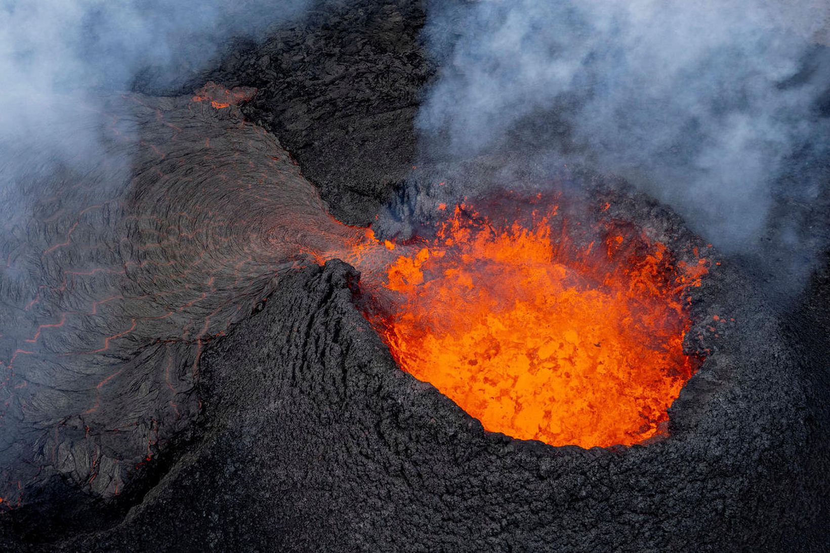 Der größte Krater hat die Höhe von etwa 20 Meter SaltyLava