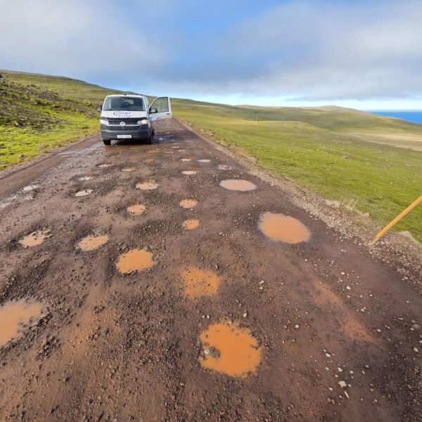 Westfjorde: Gemeinderat schlägt Alarm wegen schlechter Schotterstraßen: Sorge vor Sonnenfinsternis-Besucherstrom 2026