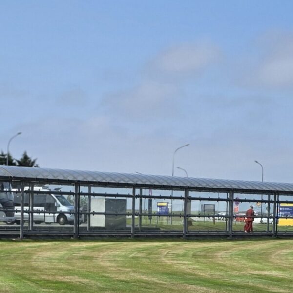 Busse fahren jetzt direkt zum Terminal am Flughafen Keflavík