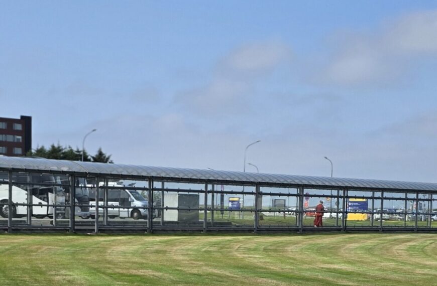 Busse fahren jetzt direkt zum Terminal am Flughafen Keflavík