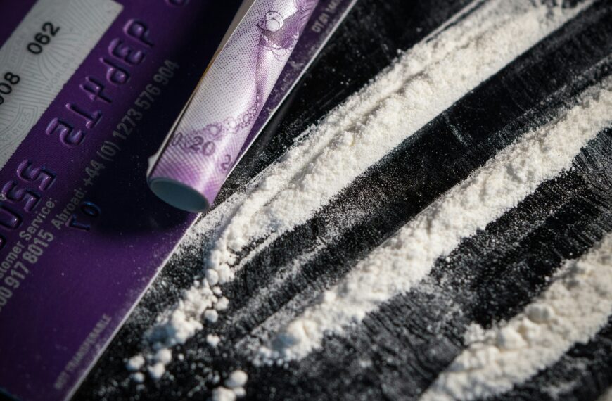 Rekordbeschlagnahmungen: Gefährliche Drogenflut am Flughafen Keflavík