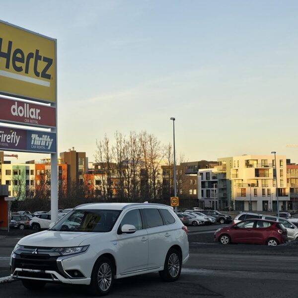 Hertz erobert den Thron zurück: „Bester Mietwagenanbieter Islands 2025“