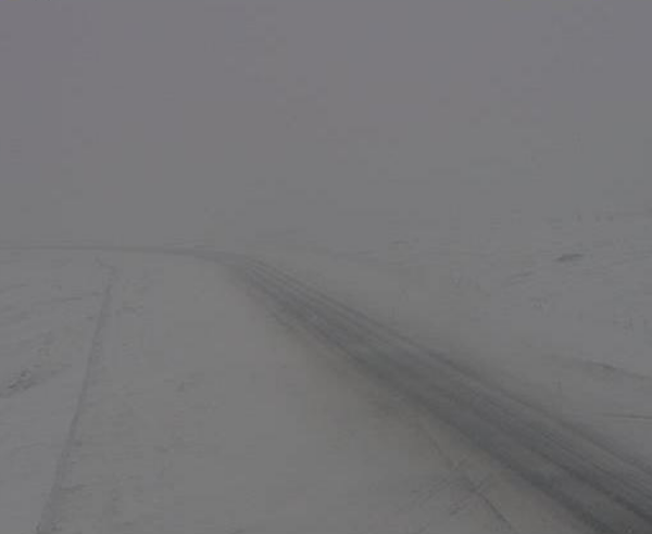 Rund 600 Fahrzeuge unterhalb des Eyjafjöll auf Ringstraße in Schneechaos verwickelt