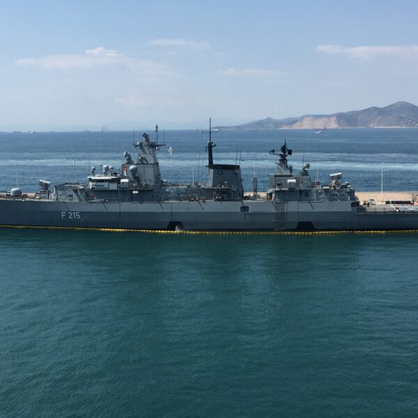 2 deutsche Kriegsschiffe vor Island und Luxusyacht abgewiesen