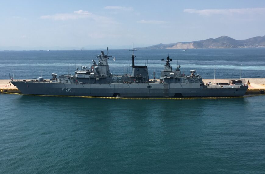 2 deutsche Kriegsschiffe vor Island und Luxusyacht abgewiesen