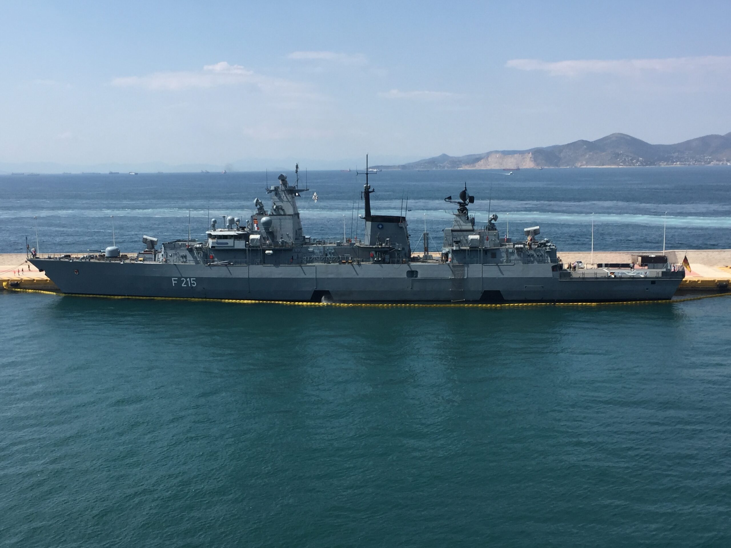 2 deutsche Kriegsschiffe vor Island und Luxusyacht abgewiesen