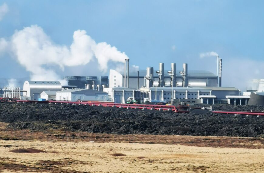 6 Bohrlöcher des Geothermiekraftwerks Reykjanesvirkjun enthalten natürliche radioaktive Ablagerungen