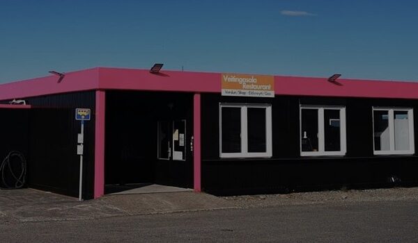 Touristen-Bande in Campern bestiehlt Shop in Freysnes