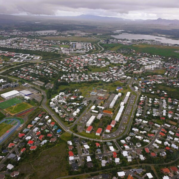 Wie viele Einwohner hat Island 2026? 394.324 Menschen leben auf der Insel