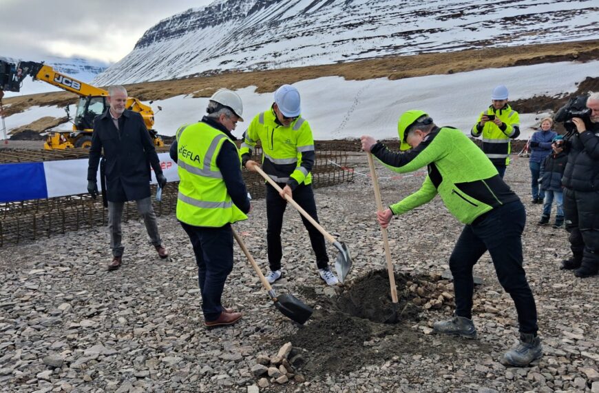 Erster Spatenstich für Kalkalgenfabrik in Súðavík in den Westfjorden Islands