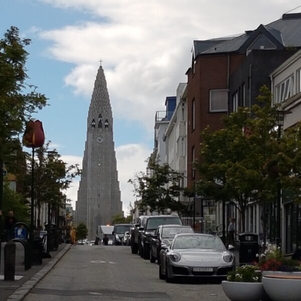 Reykjavík beschließt Überprüfung der Parkgebühren – Änderungen bei Zonen und System geplant