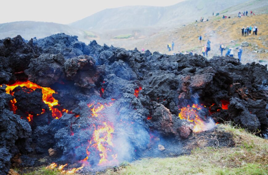 Neue Studie erklärt Zusammenspiel von Erdbeben und Vulkanausbrüchen auf Reykjanes
