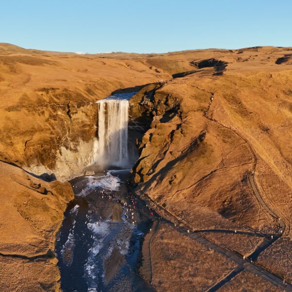 Alte Parkplätze am Skógafoss werden zurückgebaut