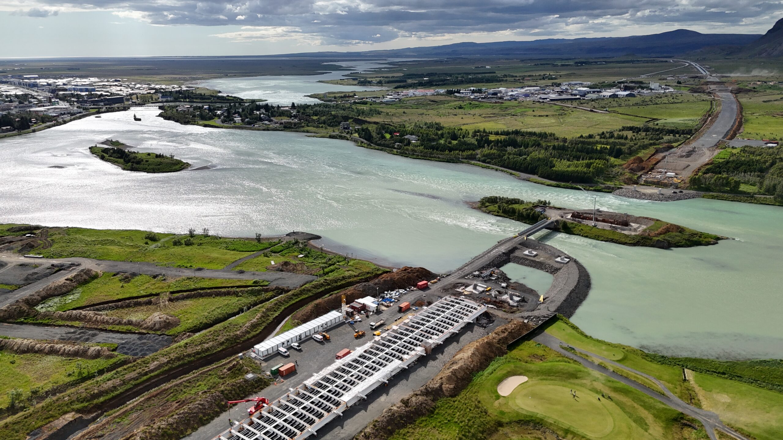 Baustelle der neuen Ölfusá-Brücke bei Selfoss in Island mit Fundamenten und Straßenbauarbeiten im Juni 2026.