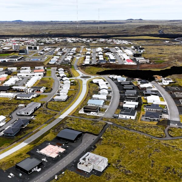 Grindavík: Neue Risikobewertung erlaubt wieder dauerhaften Wohnsitz und Schulbesuch