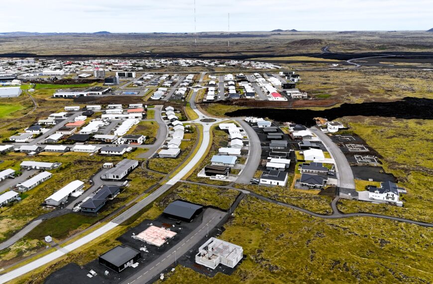 Grindavík: Neue Risikobewertung erlaubt wieder dauerhaften Wohnsitz und Schulbesuch
