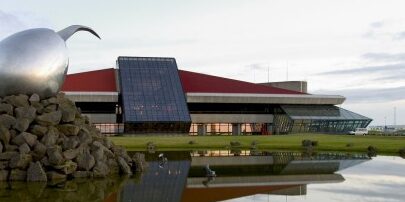 Neuer Mietwagen-Anbieter in der Ankunftshalle am Flughafen Keflavík und Umbau